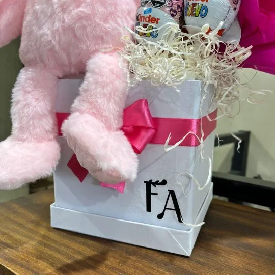 box con chocolate globos y peluche pascuas I